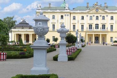 Rzeźby w ogrodzie Branickich odnowione i zdezynfekowane