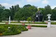 Ogród Branickich. Psy sikają po rzeźbach, a dzieci czepiają się na pawilonie
