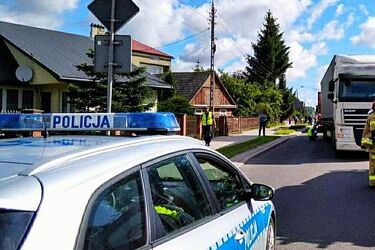 Ciężarówka potrąciła pieszego. Mężczyzna trafił do szpitala