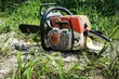 Kobieta rozcięła rękę piłą mechaniczną. Policja ją eskortowała