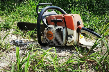 Kobieta rozcięła rękę piłą mechaniczną. Policja ją eskortowała