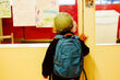 Plecak 12 kg, brak szafek szkolnych, zbyt niskie ławki – norma w Podlaskiem?
