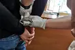Zaatakował nieznajomego. Przed policjantami schował się w...szafie