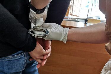 Zaatakował nieznajomego. Przed policjantami schował się w...szafie