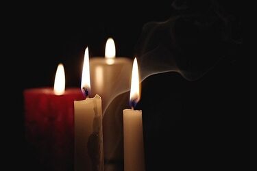 Staczający się samochód przygniótł 23-latkę do koła ciągnika. Kobieta zmarła w szpitalu