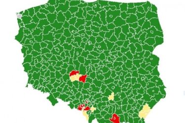 Od soboty powrót maseczek na zewnątrz. Czy jesteśmy oznaczeni na czerwono na mapie Polski?