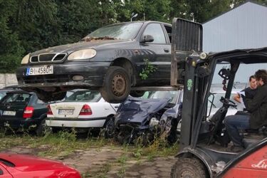 Mimo znanych marek zostały porzucone przez właścicieli. Miasto je sprzedało