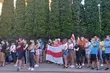 Akcja solidarności z Białorusią. Kwiaty i znicze pod konsulatem w Białymstoku
