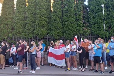 Akcja solidarności z Białorusią. Kwiaty i znicze pod konsulatem w Białymstoku