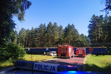 Zderzenie pociągu z osobówką. Dwie osoby trafiły do szpitala