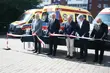 Złote nożyczki pod siedzibą pogotowia ratunkowego. Zawyły też syreny