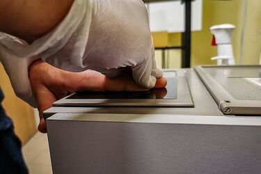 Byli tak spragnieni wysokoprocentowych trunków, że postanowili ukraść perfumy i rower