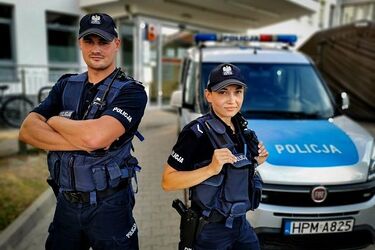 Urodziła synka w samochodzie. Wiózł ją mąż w eskorcie policjantów