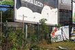 Zerwany billboard przy ul. Sienkiewicza. Mieszkańcy przeciwni kontrowersyjnej akcji?