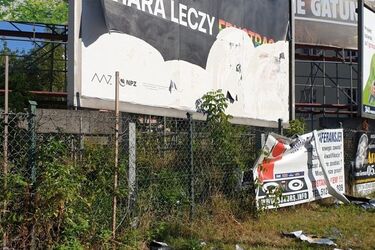 Zerwany billboard przy ul. Sienkiewicza. Mieszkańcy przeciwni kontrowersyjnej akcji?