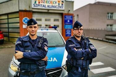 Dzieci napiły się nabłyszczacza do zmywarek. Policja eskortowała je do szpitala