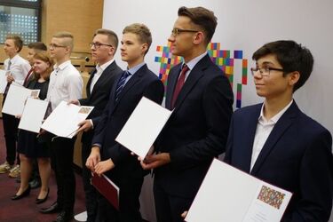 Trwają zgłoszenia na stypendia dla wybitnych uczniów. Dostaną po 4 tys. zł