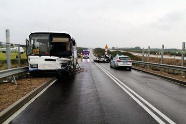 Wypadek z udziałem osobówki i gimbusa. Zginął kierowca