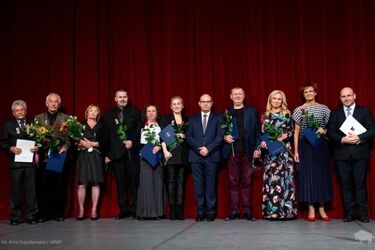 Pracownicy Teatru Dramatycznego z odznakami honorowymi