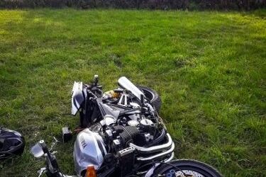 Motocyklista wypadł z drogi. Do szpitala zabrał go śmigłowiec