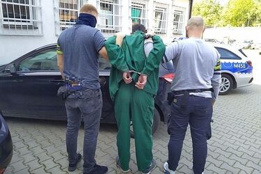 Kradli puszki z pieniędzmi. Usłyszeli po kilka zarzutów