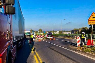Wypadek na krajowej "ósemce". Kierujacy busem wjechał w tył ciężarowki