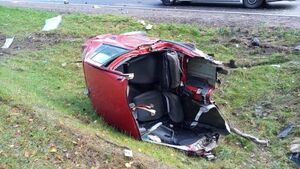 Samochód w połówkach. 4 osoby ranne, w tym 2 dzieci [ZDJĘCIA]