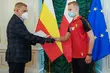 Senior zaczął się dusić i krwawić. Pomógł mu tylko nastolatek