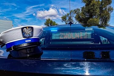 Wypadek na krajowej "8". Wjechała osobówką pod wyprzedzający ją pojazd ciężarowy