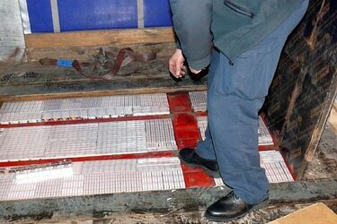 Przewoził płyty gipsowe. A "niespodziankę" schował pod podłogą tira