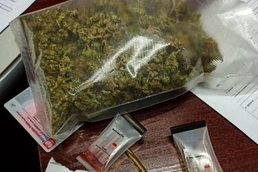 Nie nosił maseczki. Miał za to coś innego