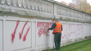 "Aborcyjne" graffiti na ogrodzeniu Pałacu Branickich [WIDEO, ZDJĘCIA]