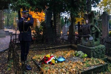 Znicze zapalone, kwiaty złożone. Oddano hołd zasłużonym białostoczanom
