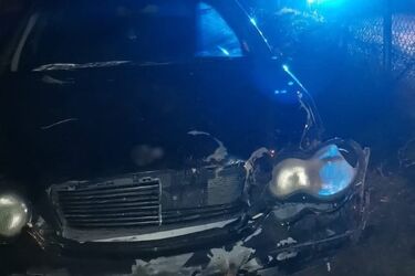 21-latek wjechał w ogrodzenie. Był pijany i pod wpływem narkotyków