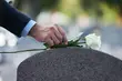 Emerytura po zmarłym. Jak ją otrzymać? W jakich przypadkach trzeba ją zwrócić?