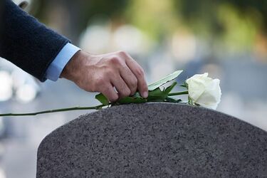 Emerytura po zmarłym. Jak ją otrzymać? W jakich przypadkach trzeba ją zwrócić?