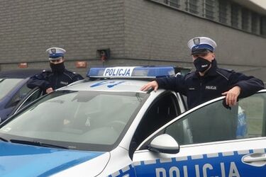 Dachowanie mazdy. Kierowca stracił prawo jazdy