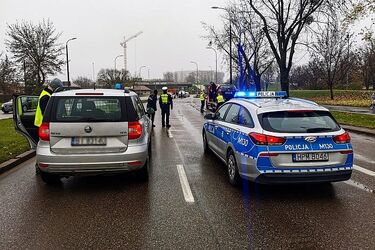 Zderzenie osobówki z radiowozem. Dwie osoby trafiły do szpitala