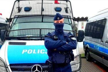 Kobieta leżała na podłodze. Pomógł jej sąsiad-policjant