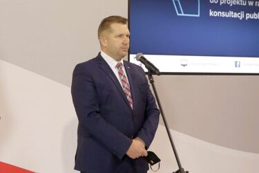 500 zł na nauczanie zdalne. Komu przysługuje? Jak je otrzymać? Co można kupić?