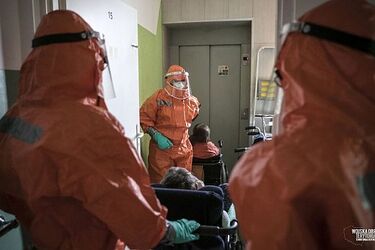COVID-19. Ponad 2100 osób pod respiratorami. Zmarło 626