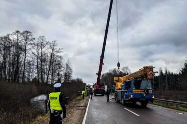 TIR w rowie. Utrudnienia na DK 65