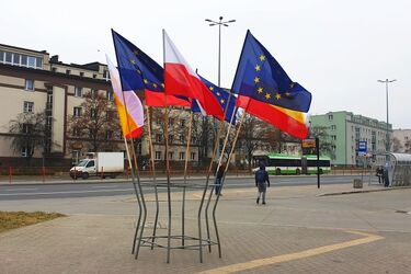 Flagi Polski i Unii Europejskiej w całym Białymstoku. Trwa akcja #potrzebUEmy