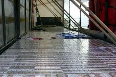 Pusta naczepa z nielegalnym towarem w podłodze