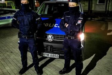 Pożar mieszkania przy ul. Wyszyńskiego. Policjanci wynieśli 69-latka