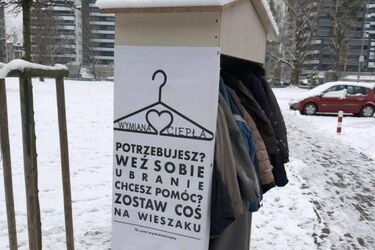 W centrum miasta pojawiła się szafa z ciepłą odzieżą