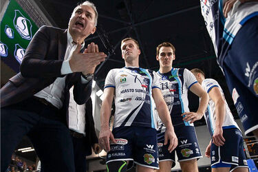 "Biali" zmierzyli się z "Niebieskimi". W weekend mecz z liderem