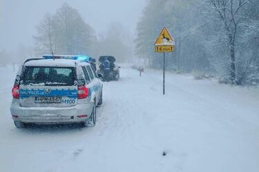 Samochód wpadł w poślizg. Trzy osoby trafiły do szpitala