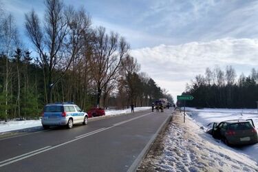 Zderzenie dwóch osobówek na DK65. Droga jest zablokowana