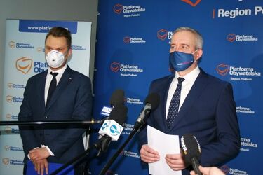 Tłumy seniorów, mało szczepionek i brak punktów. Posłowie domagają się zmian w programie